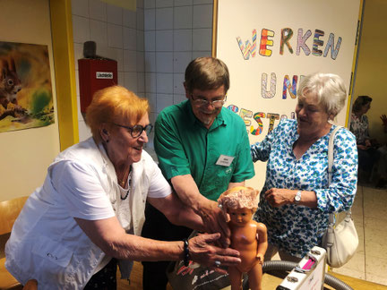 Übergabe von „Gisela“ an die 90jährige Dame