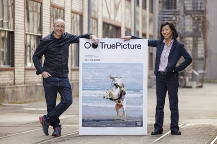 Manuel Bauer e Tashi Albertini con il poster 2026 di TruePicture
