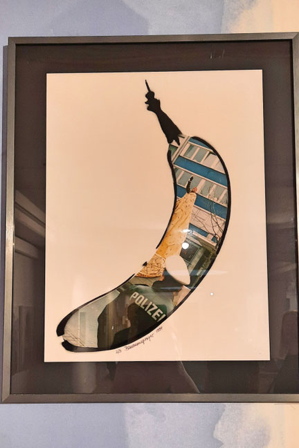 Bilddokument aus frühen Tagen im städtischen Museum Wesel: Der Künstler als lebende Freiheitsbanane. Erregung öffentlichen Ärgernisses oder Kunst?