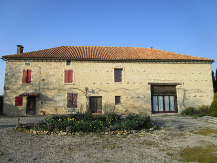 Façade : nettoyage de la toiture et de la façade et rejointoiement traditionnel à la chaux