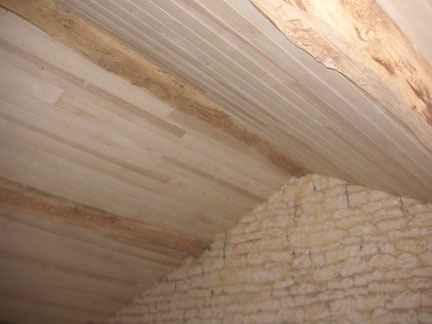 Rénovation intérieure : charpente apparente en Lambris Peuplier et isolation en laine de Chanvre