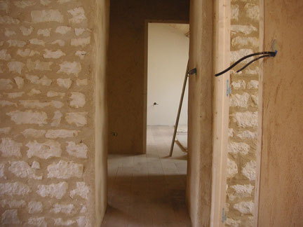 Rénovation intérieure : pose de pierres apparente avec la chaux et des enduits à l'ancienne