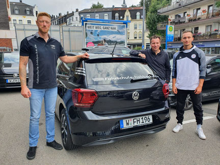 Fahrschule Habbecke und Tom Ediger (Foto: Jens Brinkmann)Marcel Großpietzsch (Fahrschule Habbecke), Jens Brinkmann (Sportstadt-Wuppertal) und Tom Ediger