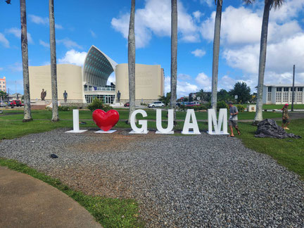 カラフルなGUAMモニュメントの写真