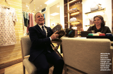 à gauche : Cristina - à droite : Directeur générale Louis vuitton et Cristina lors d'une séance de personnalisation dans la boutique Vuitton