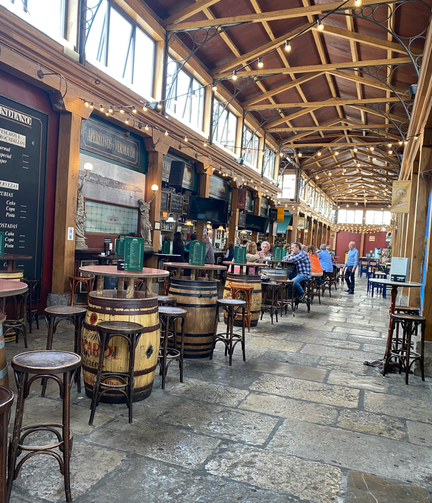 tapas bar di Santander con botti come tavoli e sgabelli per mangiare