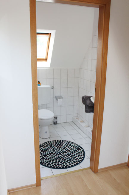 Zweite Toilette mit Kippfenster und Waschbecken