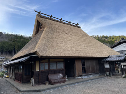 丸みを帯びた自然に溶け込む姿が印象的な茅葺屋根