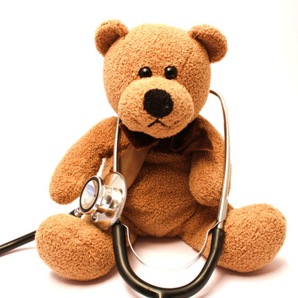 Ein Teddy Bear mit Stethoskop der verdeutlichen soll das ist hier um die Weiterbildung zum Pflegeexperten für pädiatrische ambulante intensiv und Beatmungspflege geht