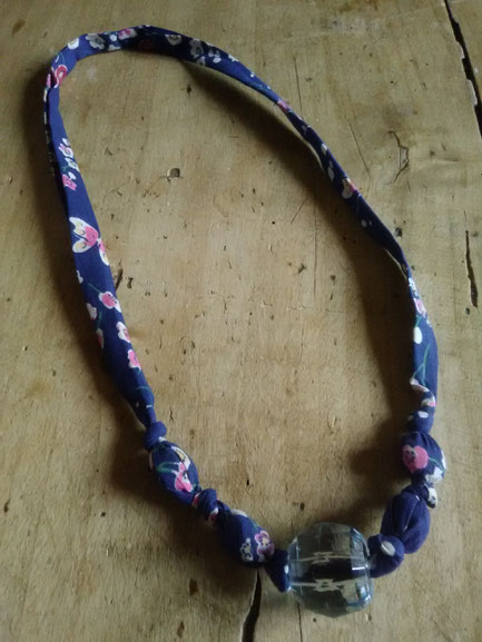 Collier sautoir à fabriquer: tissu et billes