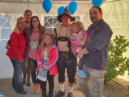 Links: Die Gewinnerin Nicole Freystedt aus Pfaffenhofen mit Freunden und Familie