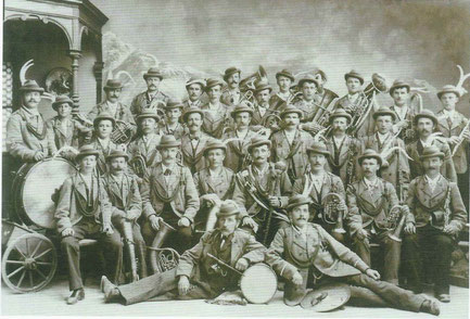 Erste Einkleidung der Musikkapelle Natters mit der „grauen" Uniform (1905)