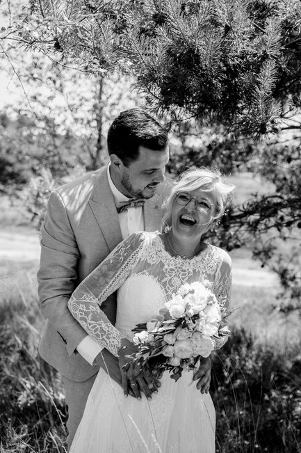 lachend bruidspaar-Kalmthoutse Heide-fotoshoot-huwelijk-zwartwitfoto-door Fotografils- fotograaf-Essen