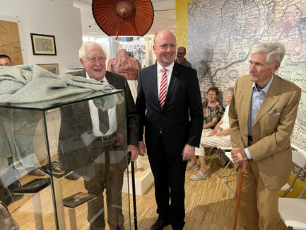 Bernhard Vogel, ehemaliger Ministerpräsident von RHPf. und Thüringen, enthüllt ein Porträt seines Amtsvorgängers in Rheinland-Pfalz in der Vitrine, (Bildrechte "Mark Scheibe")
