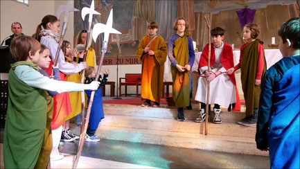 In der Messe am Palmsonntag spielen Kinder den Leidensweg Jesu vom letzten Abendmahl bis zur Kreuzigung. Wir haben für Sie die Kinderpassion auf Youtube Video festgehalten. Foto von der Kinderpassion 2025.