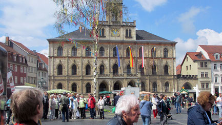 Dienstag: Bei einem Rundgang durch die schöne Altstadt von Weimar verweilen wir auf dem großen Marktplatz vor dem Alten Rathaus.