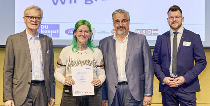 Gruppenfoto mit Gratulanten nach der Verleihung