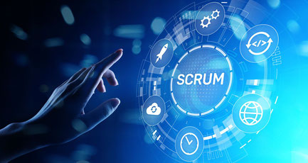Das ist eine Geschäftsperson, die auf ein Scrum-Bild zeigt. Es sieht aus wie ein Hologramm und drum herum sind, wie in einem Kreis, verschiedene Symbole wie beispielsweise eine Rakete, das Cloud-Symbol, und das Erde-Symbol