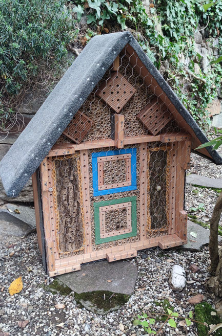 G2 Wildbienenbrutstätte 295 / verkauft / noch 1x vorhanden aber nur noch mit Gestell und Plexiglasdach € 395