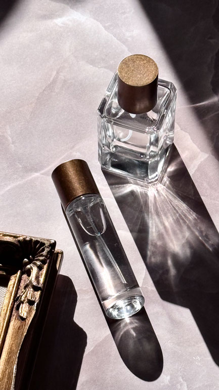 真鍮と香水瓶の美しい組合せ