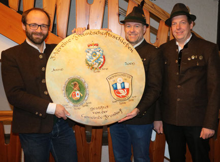 Frasdorf holt sich die Scheibe zurück - von links Rupert M. Wörndl (Frasdorf), Andreas Freund (Wildenwart), Josef Staudacher (Umrathshausen)
