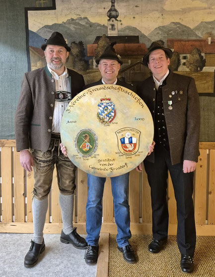 Wildenwart gewinnt die Scheibe - v.l. Christian Schlosser (Frasdorf), Andreas Freund (Wildenwart), Josef Staudacher (Umrathshausen)