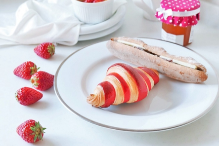 いちごのクロワッサンとあんバターサンドがのったお皿。真っ赤ないちご。イチゴジャム。