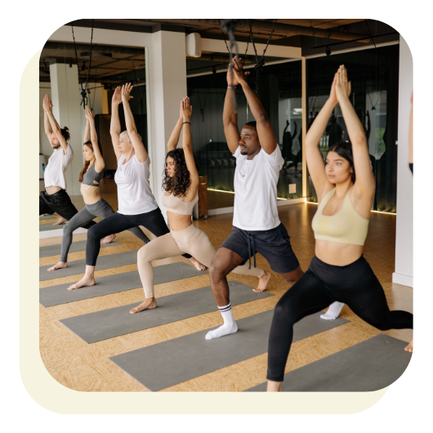 séance de yoga en entreprise pour relâcher les tensions et améliorer le bien-être au travail