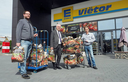 v.l. Maiko Vietor, Pfarrer Bernhard Richter bei der Übergabe der gespendeten Tüten