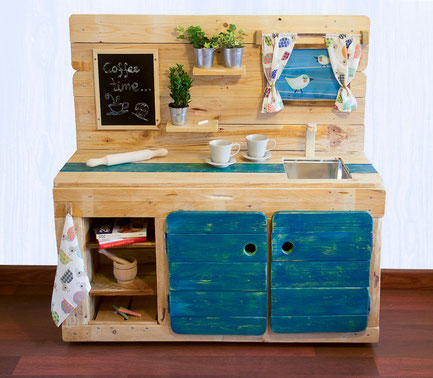 cocina infantil modular de madera reutilizada