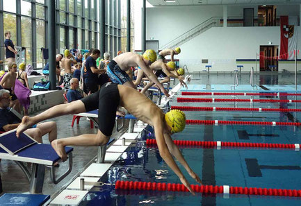 Kinder-und Jugendschwimmfest in Nürnberg Schwimmer beim Start