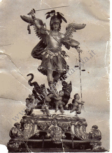 Foto della Statua di San Michele Arcangelo anni '50. 