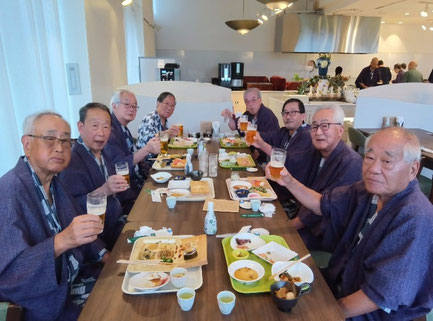 それぞれが好きな料理をつまみにお酒を愉しむ