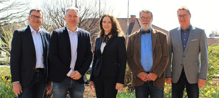 Nach der offiziellen Amtseinführung im Bild von links: Bürgermeister Rainer Rauch, Schiedsmann Klaus-Georg Arendes, die Warburger Amtsgerichtsdirektorin Warburg Insa Menke, Schiedsmann-Stellvertreter Klaus Jürgens und Fachbereichsleiter Rolf Husemann.
