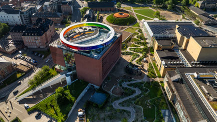 "As Seen Below ‑ The Dome" auf ARoS von James Turrell. Foto: Tina Sørensen/Schmidt Hammer Lassen, 2026. Im Vordergrund auf dem Dach des ARoS Museums © Olafur Eliasson: Your rainbow panorama.