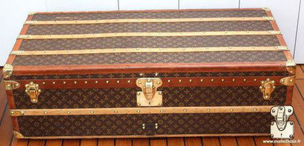   Louis Vuitton cabin trunk - LV  Year: 1930  Exterior: Mark 4 stencil LV canvas Border: lozine  Dimensions: 111 cm x 54 cm x 36 cm 