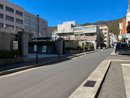 山手幹線を渡り切ると右手にKOBEグロサーズさん。程なくして左手には神戸女子大学教育センター。更に北へと進む。