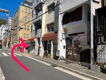 神戸女子大教育センターから50メートル程で右にcafeクマとサーモン。少し進むと最初の信号機の右にオレンジ色のテントのレストランを右折。
