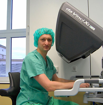 Dr. Maxim Janowski Roboterchirurg, Facharzt für Urologie, Dr. Janowski operiert mit dem Roboter daVinci