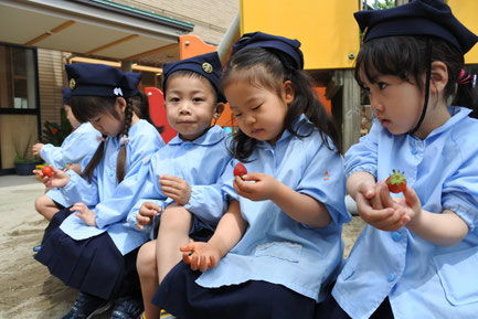 「早く食べたいな〜」　（他の子が洗い終わるのを待ってます）