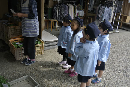 「苗、どんなふうかな〜?」