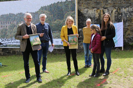 Rainer Land vom Rhein-Sieg-Kreis und Alexandra Gauß, Bürgermeisterin von Windeck, bekamen die beiden Fledermauskästen der Rosseler Förderschule. Foto: Jürgen Jenniges