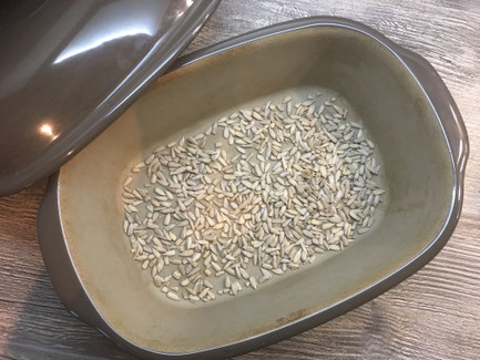 Ofenmeister von Pampered Chef ohne Deckel mit Saaten ausgestreut