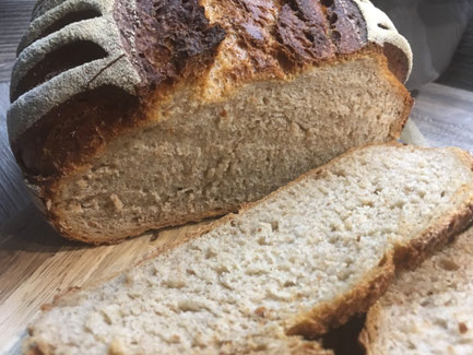 Frisch gebackenes Brot, in Scheiben geschnitten