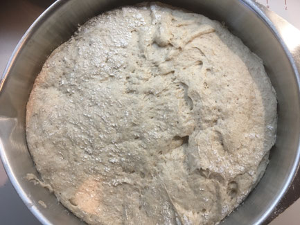 Brotteig in Edelstahlschüssel