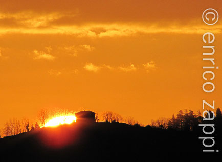 L'alba del 27 gennaio 2012, il sole fa capolino a fianco di una casetta in cima alla collina. Sembra quasi che gli alberi adiacenti s'infiammino tanto è il bagliore dell'astro nascente!