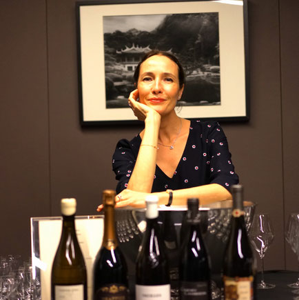 Sophie Roul pendant une degustation avec des bouteilles de vins d'exception