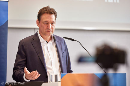 Veranstaltungsfotografie: Pressefoto eines Symposiums in der IHK München. Staatsminister Eisenreich