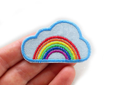 Bild: Patch Regenbogen in Wolke gestickt, bunter Regenbogen Aufnäher, Applikation Rainbow patch Aufbügler