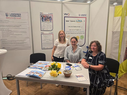 v.l.: Alice Derr, Sofia Berkova, Andrea Bartsch als Ansprechpartnerinnen auf der Messe